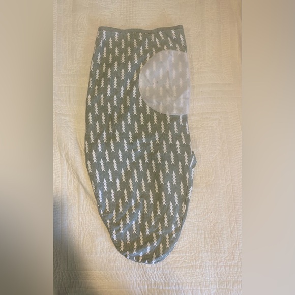 NWOT Gender Neutral Cozy and Cute Bublo Baby Swaddle Grey/White Size: OS - Picture 2 of 4